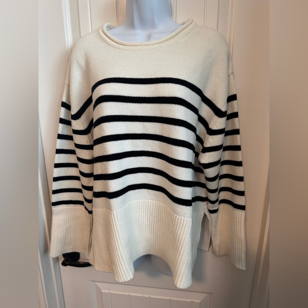 NWOT Classic Black and White Long Sleeve Oversize Crew Neck Sweater, Size Small